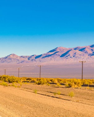 Kurak arazide boş otoyol, San Juan vilayeti, Arjantin