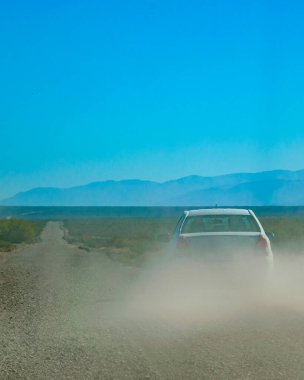 Toz, San Juan Eyaleti, Arjantin 'de otoyolda araba tarafından oluşturuldu.