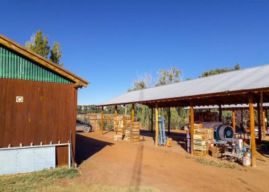 Barreal Köyü, San Juan Eyaleti, Arjantin 'deki huzur dolu kırsal arazide bina deposu.