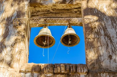 Düşük açı, antik İsa 'nın kilisesinin çanlarını vurdu. Calingasta kasabası, San Juan vilayeti, Arjantin.