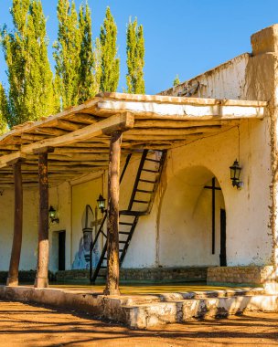 Eski İsa kilisesinin dış görünüşü, Calingasta kasabası, San Juan vilayeti, Arjantin