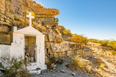 Terk edilmiş güzergahta küçük ilkel şapel, San Juan bölgesi, Arjantin