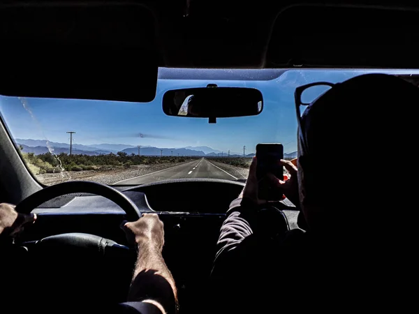 位于Argentina的San Juan省的空旷干旱干道上 汽车射击司机和副驾驶开车的后视镜 — 图库照片
