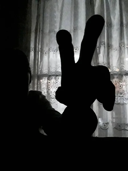 Hoher Kontrast Szene Person Form Silhouette Machen Friedenssymbol Fenster Schlafzimmer — Stockfoto