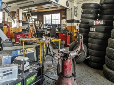 Montevideo City, Uruguay 'daki lastik tamir deposunda iç mekan.