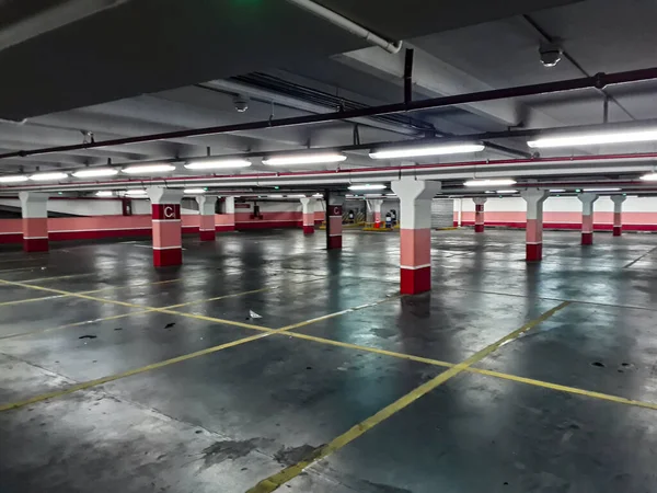 Perspektif manzaralı boş otopark, Montevideo şehri, uruguay