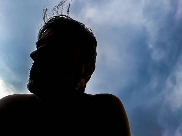 Hombre Silueta Retrato Sobre Fondo Azul Cielo —  Fotos de Stock