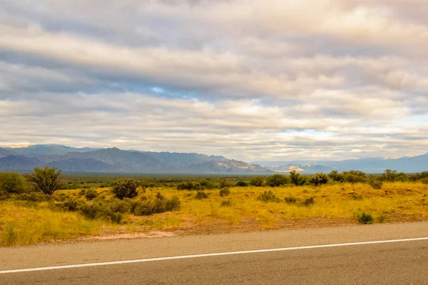 位于Argentina省La Rioja省Puna景观的空旷公路 — 图库照片