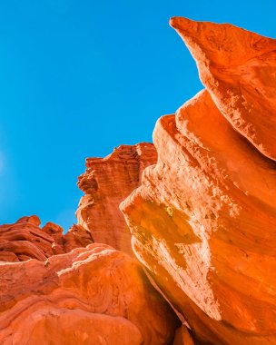 Talampaya Ulusal Parkı 'ndaki alçak açılı kayalık manzara, la rioja bölgesi, Arjantin