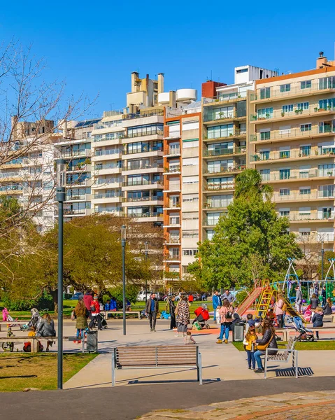 Montevideo Uruguay Sierpień 2020 Zatłoczona Scena Dnia Parku Miejskiego Dzielnicy — Zdjęcie stockowe