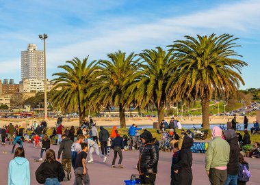 MONTEVIDEO, URUGUAY, AĞUSTOS - 2020 Bolivar şehir parkındaki paten pistindeki genç kalabalık, Montevideo, uruguay