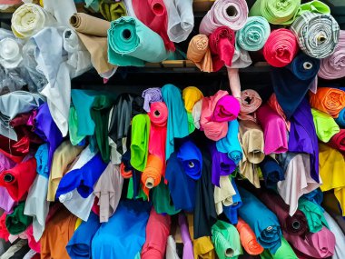 Dükkandaki iç görünüş renkli kumaşlar