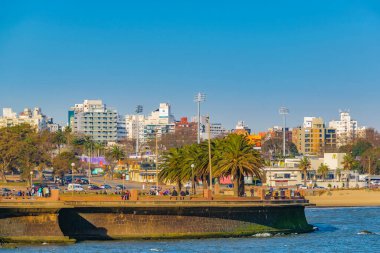 MONTEVIDEO, URUGUAY, AĞUSTOS - 2020 - Montevideo şehrindeki Ramirez plajında Malecon manzarası, uruguay