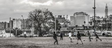 MONTEVIDEO, URUGUAY, AĞUSTOS - 2020 - Ciudad Vija Mahallesi 'nde futbol oynayan gençler, Montevideo, uruguay