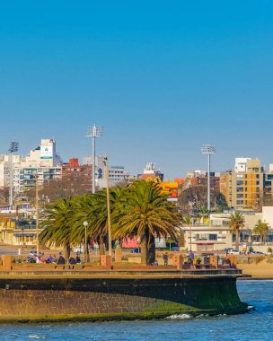 MONTEVIDEO, URUGUAY, AĞUSTOS - 2020 - Montevideo şehrindeki Ramirez plajında Malecon manzarası, uruguay