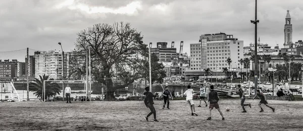 Montevideo Uruguay Agosto 2020 Ragazzi Che Giocano Calcio Terra Nel — Foto Stock