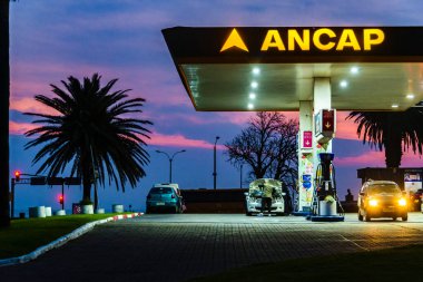 MONTEVIDEO, URUGUAY, AĞUSTOS - 2020 Gece Yakıt İstasyonu Binası, Montevideo, uruguay