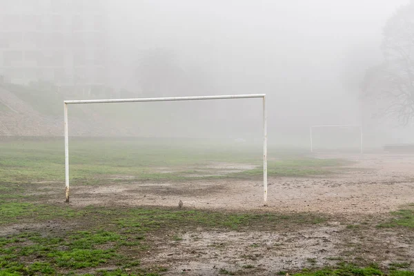 Κενό Λασπωμένο Γήπεδο Ποδοσφαίρου Ομιχλώδες Πρωί Μοντεβιδέο Uruguay — Φωτογραφία Αρχείου