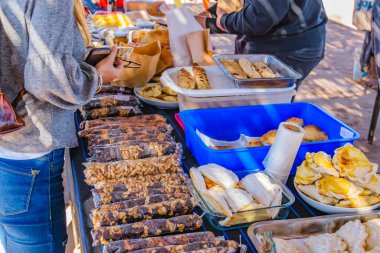 LA RIOJA, ARGENTINA, APRIL - 2019 - La Rioja vilayetinde geleneksel küçük turist pazarı, Arjantin