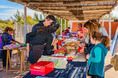 LA RIOJA, ARGENTINA, APRIL - 2019 - La Rioja vilayetinde geleneksel küçük turist pazarı, Arjantin