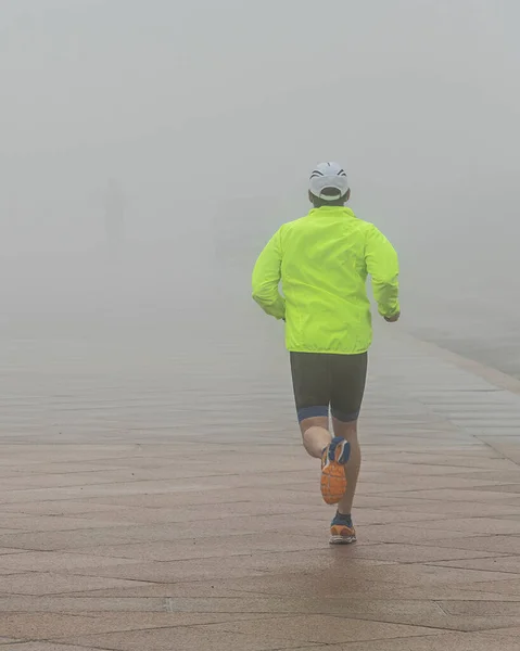 Volver Ver Hombre Adulto Corriendo Solo Paseo Niebla Montevideo Ciudad — Foto de Stock