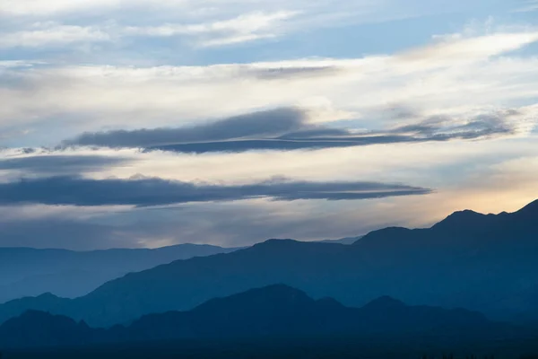 산들과 산맥들은 니나의 지방의 풍경을 이루고 — 스톡 사진