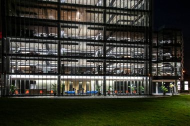 Modern ofis binası geceleri dış cephe, montevideo, uruguay