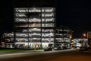 Modern ofis binası geceleri dış cephe, montevideo, uruguay