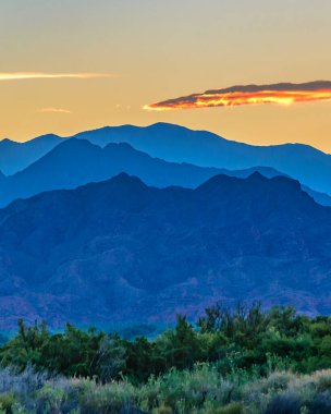 La Rioja vilayetindeki dağlar ve sıradağların manzarası, Arjantin