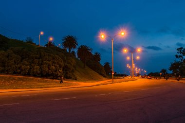Montevideo City, Uruguay 'daki gece şehir ve park yeri.