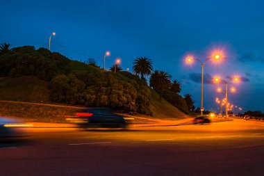 Montevideo City, Uruguay 'daki gece şehir ve park yeri.