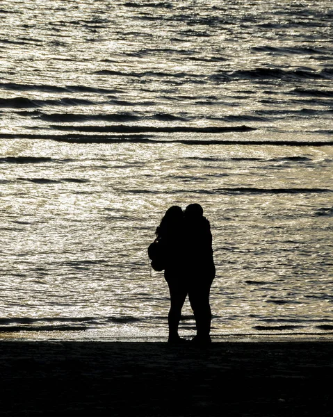 Couple Silhouette Embrasser Bord Plage Montevideo Uruguay — Photo