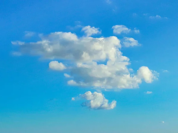 Kumulus Alakú Felhők Tiszta Kék Felett — Stock Fotó