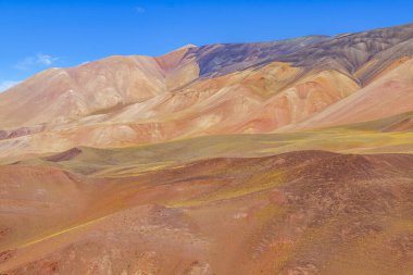 Güzel renkli dağlar ve Brava lagün rezervindeki manzara, la rioja vilayeti, Arjantin