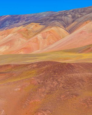 Güzel renkli dağlar ve Brava lagün rezervindeki manzara, la rioja vilayeti, Arjantin