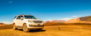 Minibüs, Brava Lagoon, La Rioja, Arjantin 'deki Andean arazisine park edilmiş.