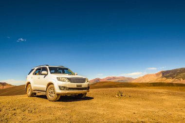 Minibüs, Brava Lagoon, La Rioja, Arjantin 'deki Andean arazisine park edilmiş.