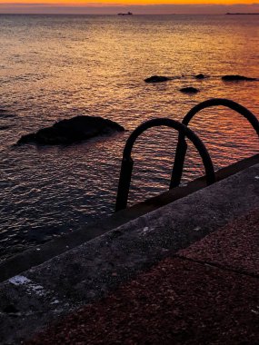 Montevideo City, Uruguay 'da yüksek kontrastlı kentsel kıyı günbatımı sahnesi