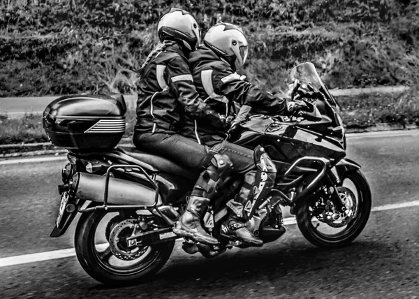Два Гонщики Спортивними Мотоциклами Проспекті Кіто Еквадор — стокове фото