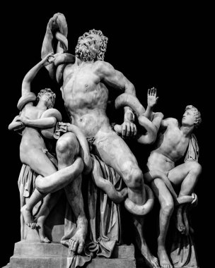 Beyaz arka planda izole edilmiş ünlü laocoon Roma kopya heykeli ön görünümü