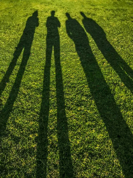 Quatrième Personne Ombre Sur Herbe Heure Après Midi — Photo