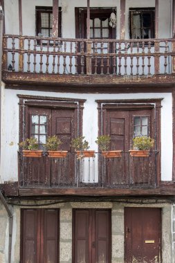 Guimaraes, Portekiz: 14 Ağustos 2023: Guimaraes şehrinin tarihi merkezinde geleneksel binalar, braga, Portekiz. 