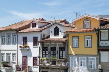 Guimaraes, Portekiz: 14 Ağustos 2023: Guimaraes şehrinin tarihi merkezinde şehir yaz günü sahnesi, braga, Portekiz. 