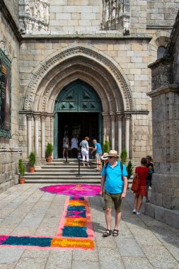 Guimaraes, Portekiz: 14 Ağustos 2023: Guimaraes, Portekiz 'in tarihi merkezindeki tarihi bir kiliseye giren insanların cephesi 