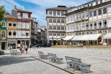 Guimaraes, Portekiz: 14 Ağustos 2023: Guimaraes şehrinin tarihi merkezinde şehir yaz günü sahnesi, braga, Portekiz. 