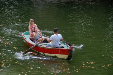 Braga, Portekiz: 14 Ağustos 2023: Yüksek açı manzaralı yaz manzaralı ünlü Bom Jesus Park Gölü, Braga Şehri, Portekiz