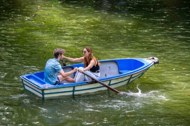 Braga, Portekiz: 14 Ağustos 2023: Yüksek açı manzaralı yaz manzaralı ünlü Bom Jesus Park Gölü, Braga Şehri, Portekiz