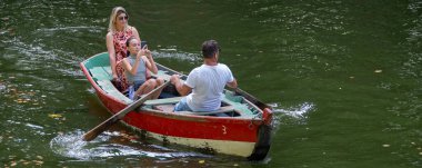 Braga, Portekiz: 14 Ağustos 2023: Yüksek açı manzaralı yaz manzaralı ünlü Bom Jesus Park Gölü, Braga Şehri, Portekiz