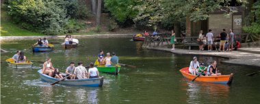 Braga, Portekiz: 14 Ağustos 2023: Yüksek açı manzaralı yaz manzarası insanların ünlü Bom Jesus Park Gölü, Braga Şehri, Portekiz