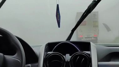 Bir arabanın içindeki bir yolcunun ekvador And Dağları 'nın yüksek kesimlerinde yoğun bir sis tabakasıyla çevrili dolambaçlı bir dağ yolunu görüntülediği orta ölçekli bir çekim.. 